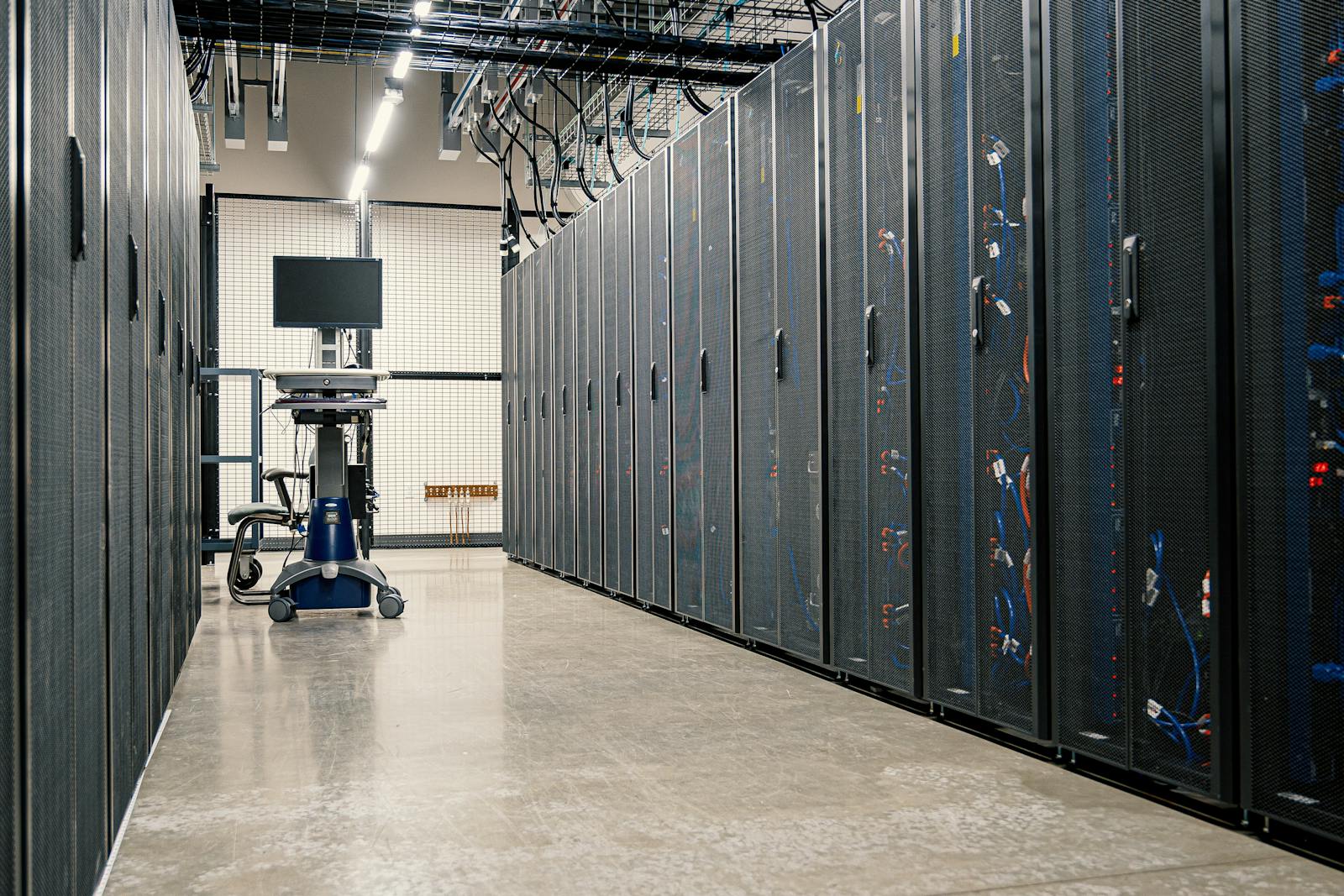 Salle data center avec rangees de baies serveur et infrastructure critique
