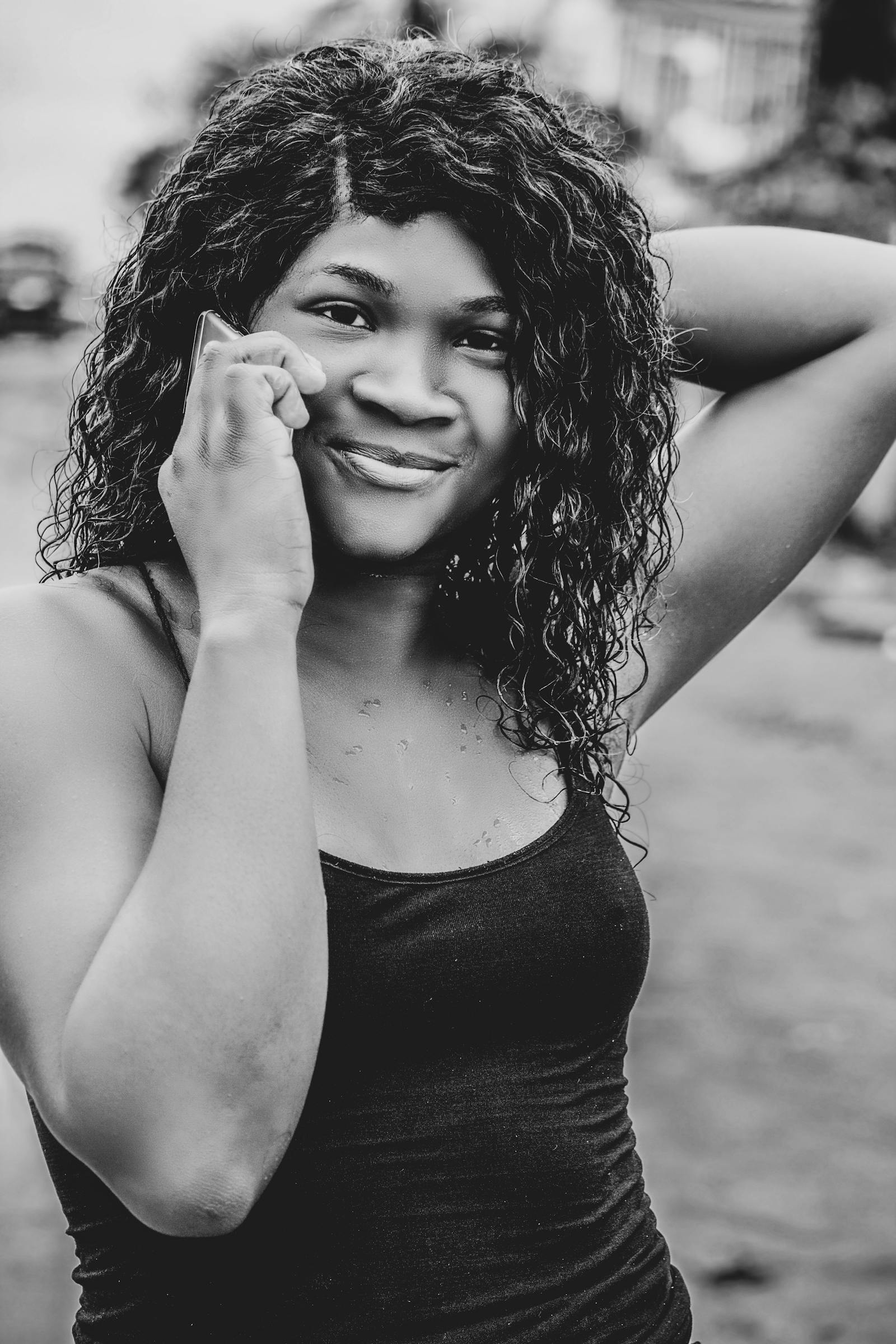 Femme africaine utilisant un smartphone — économie numérique en Afrique